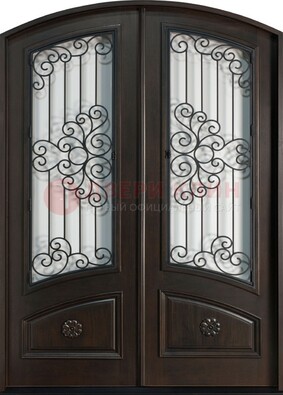 Арочная дверь со стеклом и ковкой ДА-33 в загородный дом в Дзержинском