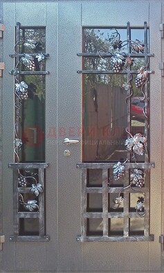 Распашная уличная дверь Порошок со стеклом и ковкой ДСК-221 в Дзержинском