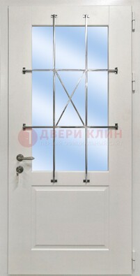 Белая простая железная дверь Винорит со стеклом и ковкой ДСК-257 в Дзержинском