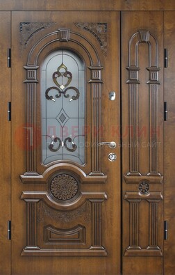 Коричневая двухстворчатая железная дверь с МДФ и витражом ВЖ-32 в Дзержинском