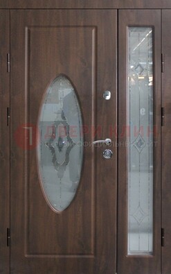 Коричневая двухстворчатая железная дверь с МДФ и витражом ВЖ-33 в Дзержинском